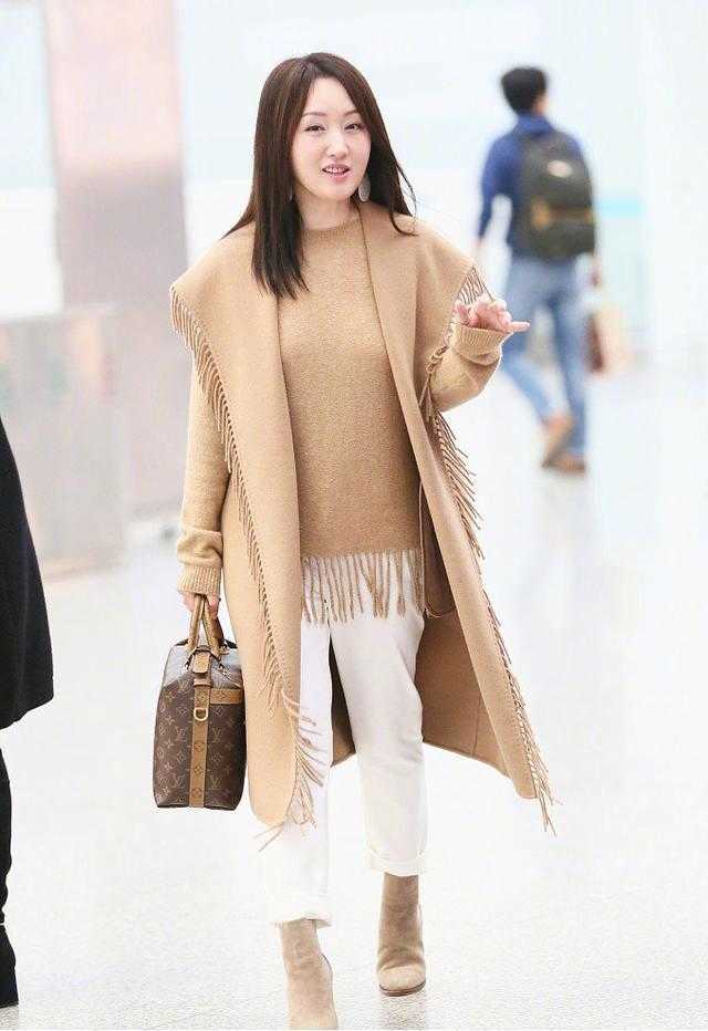 杨钰莹身穿黑色小西装打底晒美照,杨钰莹的这身穿搭就很有设计感