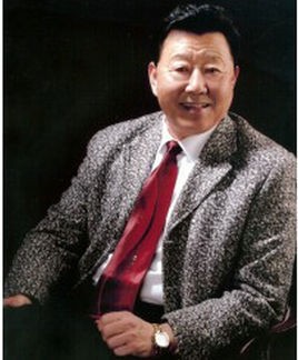 古今明捧着周恩来的骨灰，走过长安街，如今的他过得怎么样了？