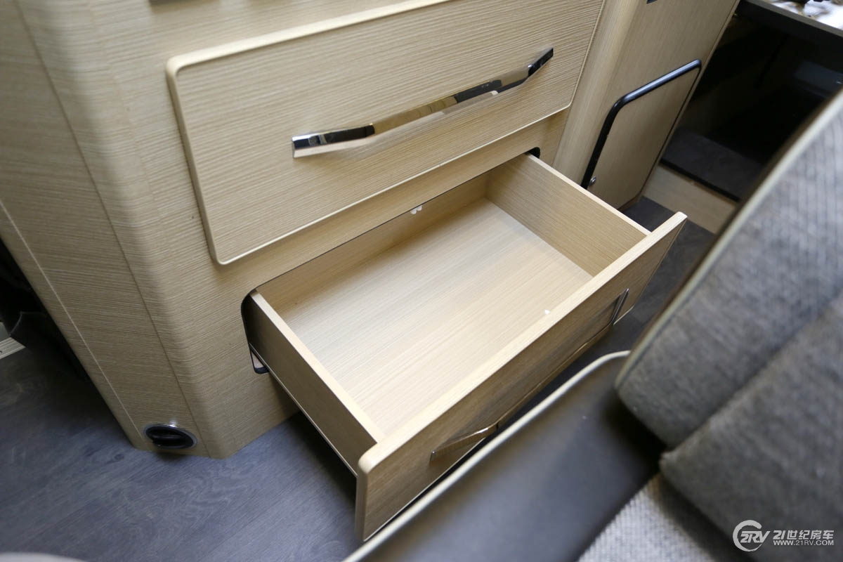 25万大通v90七座,大通v90自动挡5.95米长轴高顶房车