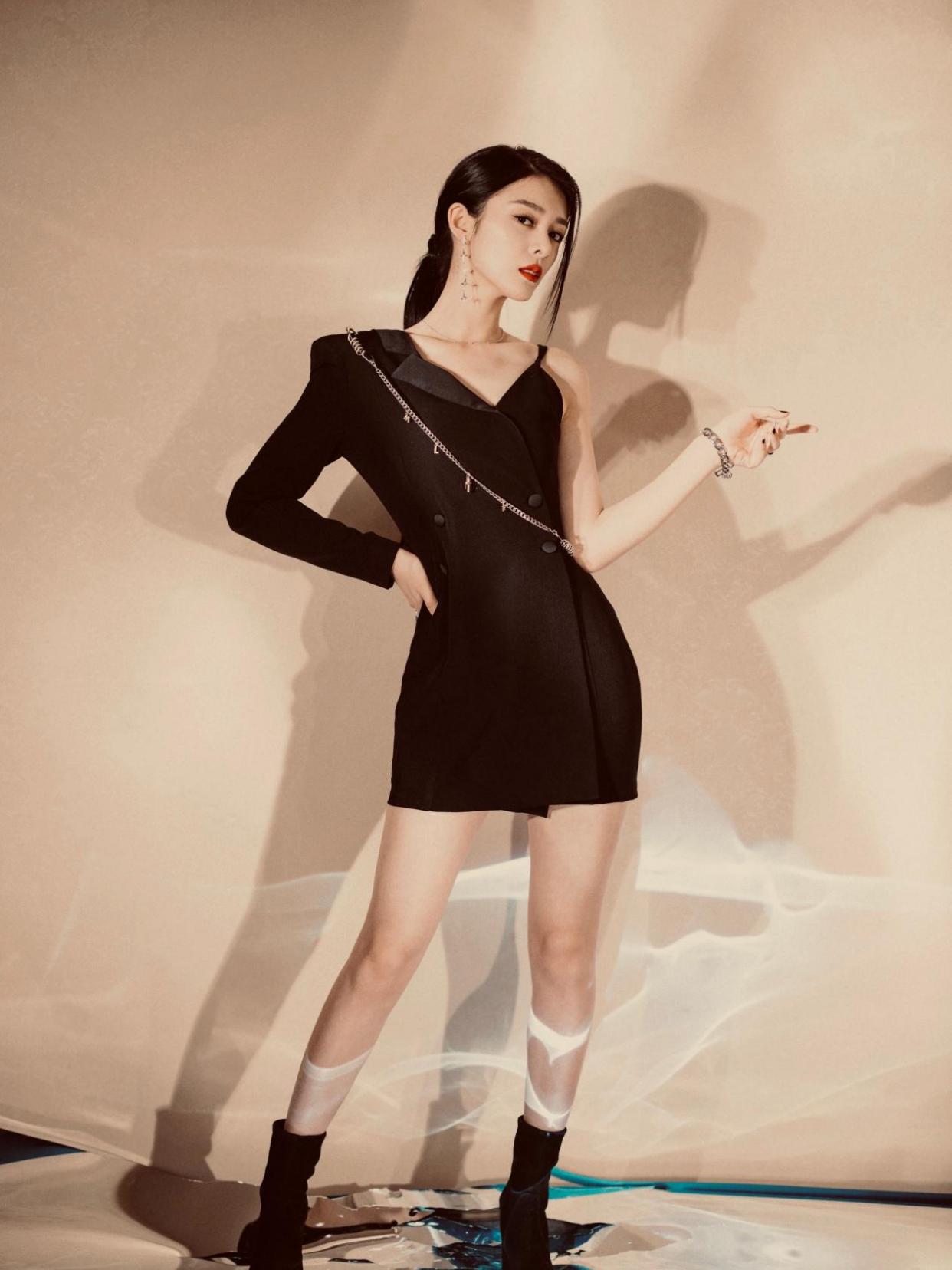 傅菁中性风穿搭,傅菁几十块钱的裙子也能穿出气质