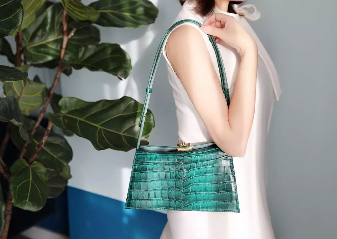 鼠年的女人买什么色的包包好,大牌鼠年限量款包包