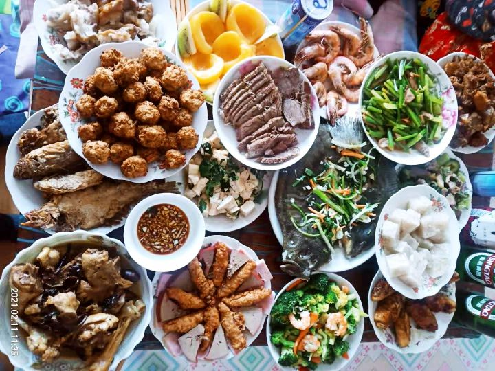 年三十来啦网友们纷纷晒出年夜饭,东北过年团年饭真丰盛有鱼有肉