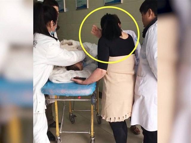 男孩误拿502胶水滴眼睛，爸爸的紧急处理方式，医生称赞：有常识