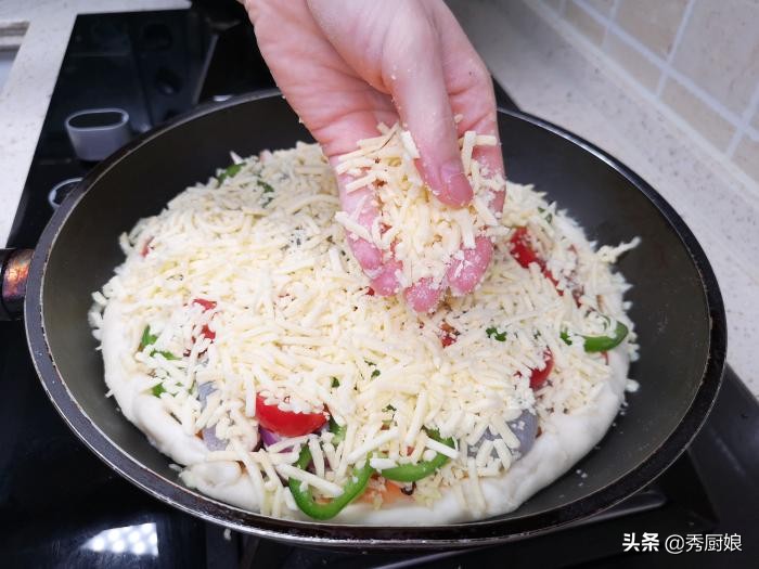 懒人自制肉酱披萨家常做法,懒人披萨做法烤箱烤几分钟