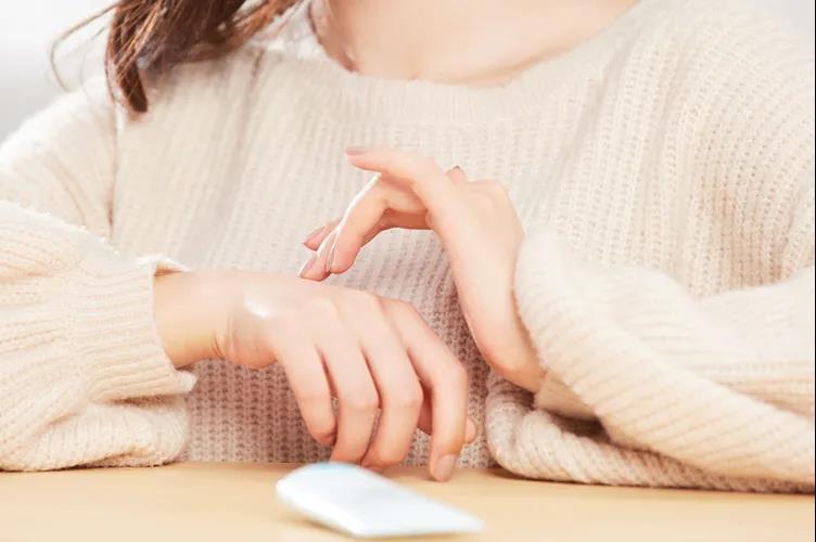 使用化妆品导致过敏怎么办,脸上化妆品过敏红肿怎么办