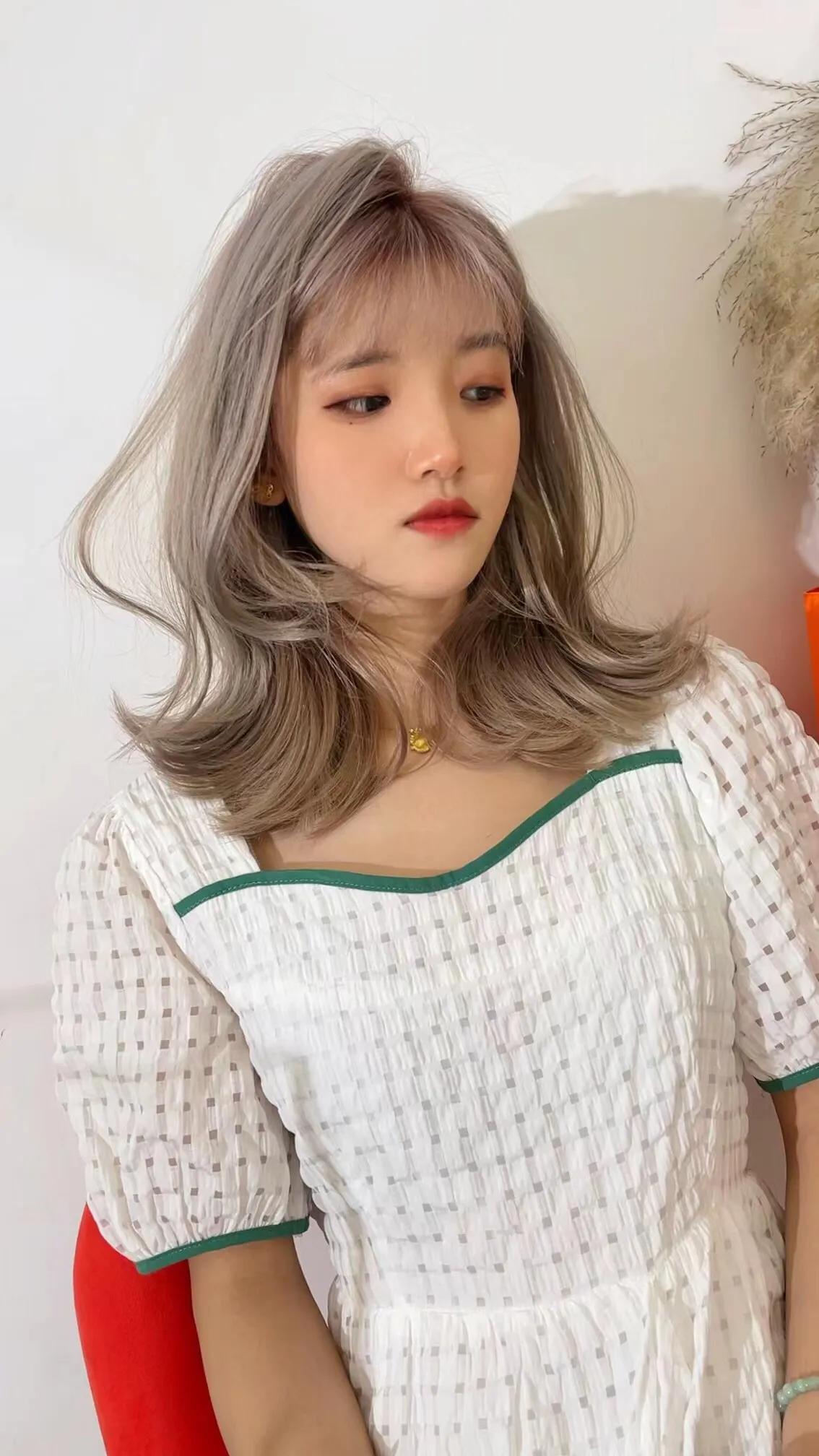 流行发色显白减龄长直发,中长发低调高级显白发色