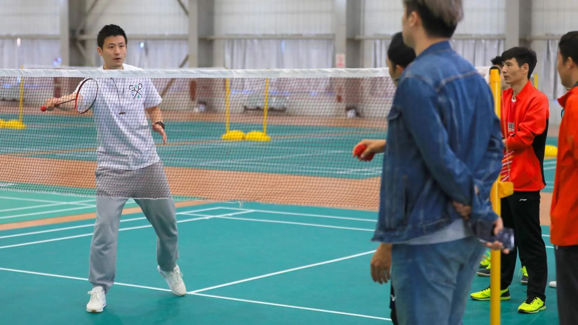 高远球高而不远,高远球朴实无华