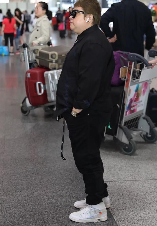 韩红早期军装照,18岁的韩红穿着军装