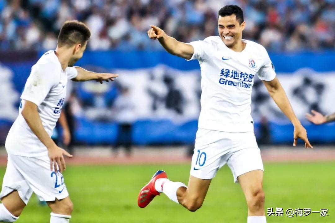 莫雷诺赛后跪行致谢,当年申花外援莫雷诺跪行半场流泪