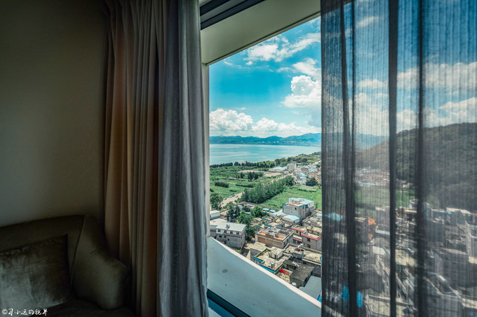 在高山湖泊边拍摄的风景照片湖底,绝美天池风光摄影照片