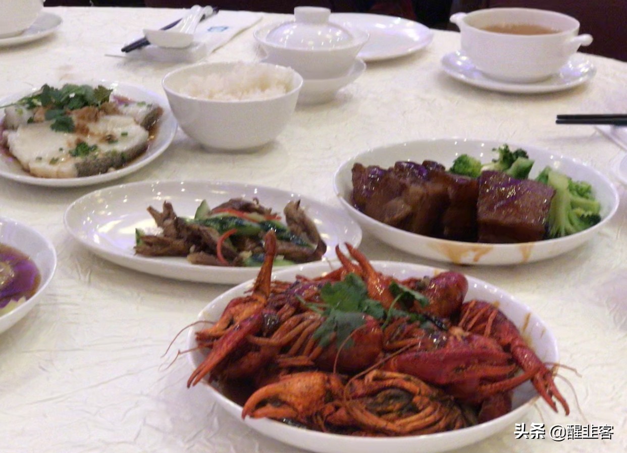 可乘1000人的游轮大概值多少钱,乘坐300人的普通旅游船多少钱