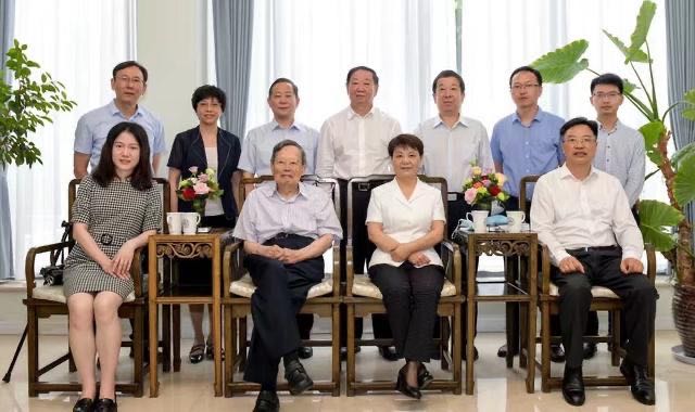 28岁翁帆嫁82岁杨振宁，相差54岁祖孙恋，16年来幸福吗？