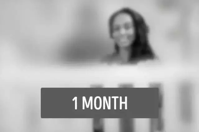 李亚男晒二胎女儿满月照，吸吮手指软萌可爱！附1-2月宝宝早教