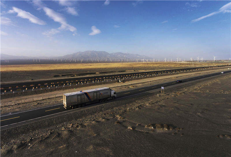 快递业的卡车司机们：一天只吃1顿饭也可能耽误时效、犹豫2秒钟单子就被抢走、一不留心货还会被偷走