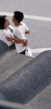 穿恨天高坐地铁的社死现场，两位男士都不忍看这次“崴脚表演”