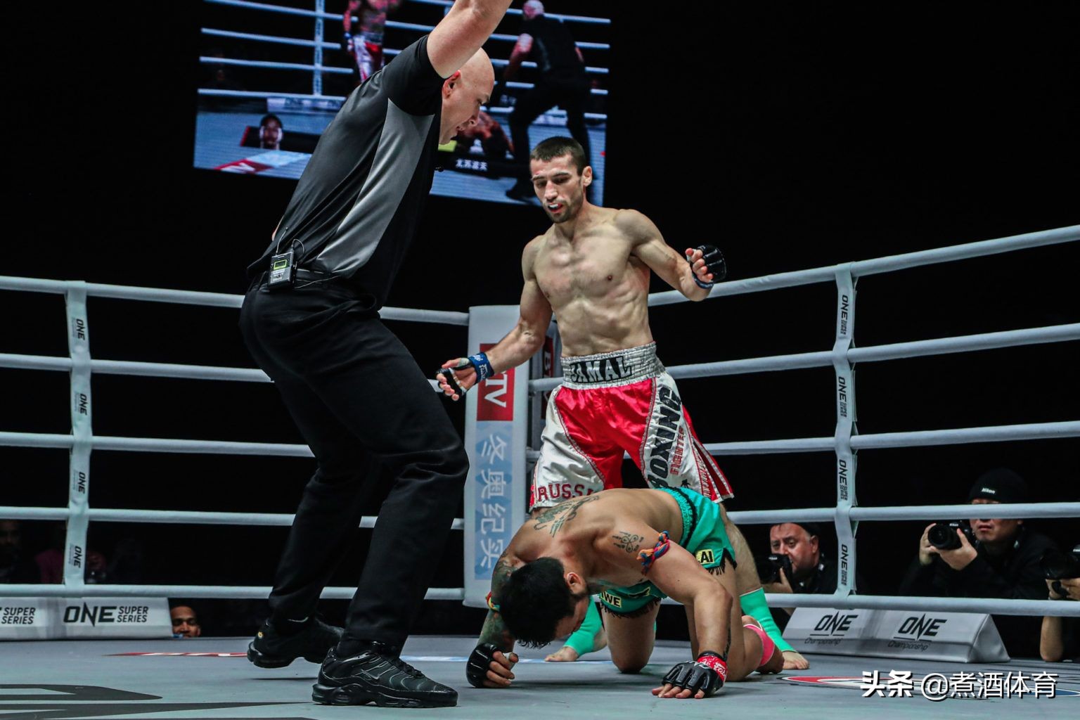 圆笼和分指手套如何改变了站立格斗？