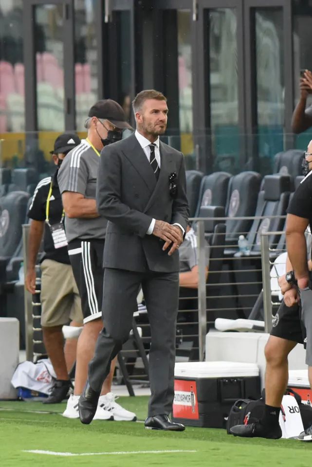 贝克汉姆年轻时穿西装帅照,贝克汉姆穿西装帅气照片