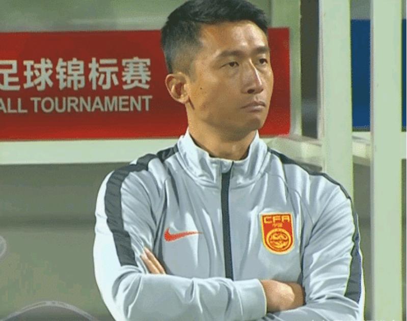 中国足球遭奇耻大辱！韩国球员*渎亵**熊猫杯奖杯：脚踩+做撒尿动作