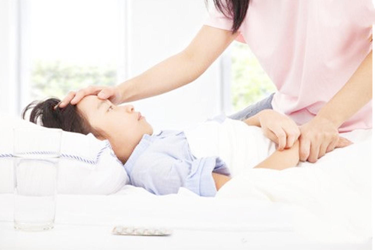 小孩发烧用温毛巾敷额头还是冷水,孩子发烧时可以用湿毛巾敷额头吗
