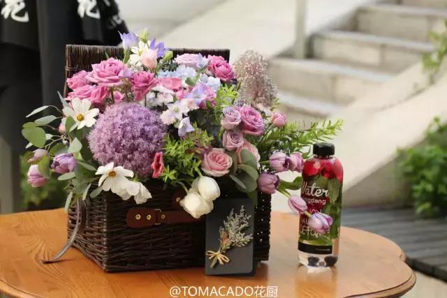 她在北京开了一家可以吃的花店，受众人追捧，还引来了李健