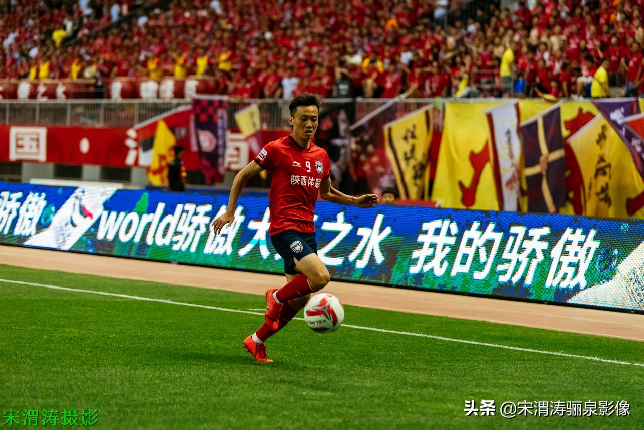 他有意识，脚下的控球和突破技术，任意球出色，左脚打门力量奇大