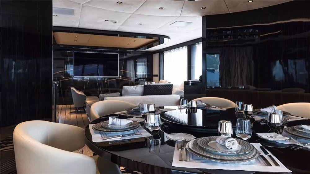 开过我们的豪车，再坐一坐我们的游艇！