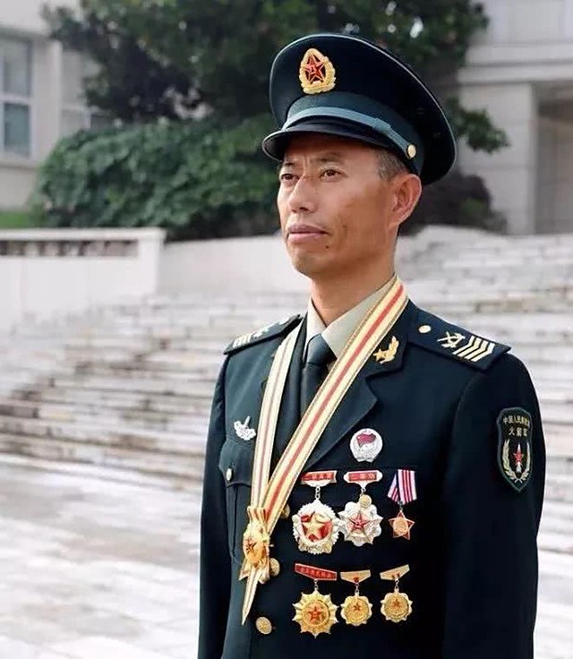 安徽兵王仅初中文化，入伍34年有召必回，退役后女儿继承父业