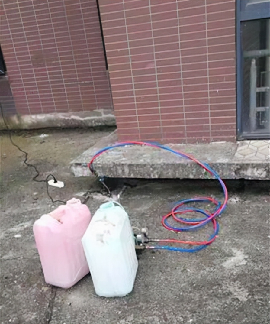 阳台下水管弯头漏水各种修补方法,阳台墙壁渗水怎么快速找出漏水点