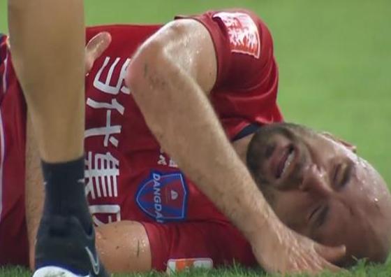 黄海王伟或将永久禁赛？上演断子绝孙脚染红离场，球迷：恶意违规