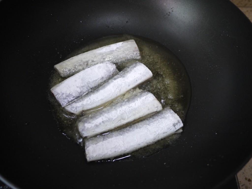 带鱼怎样去鳞最快最好的方法,带鱼怎么处理才不腥