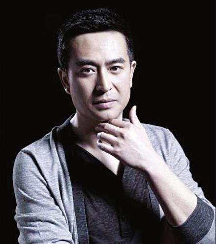 才49岁的张嘉译头发花白，走路已需要人扶？西瓜视频为你揭秘