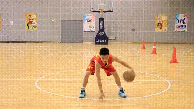 教新手运球视频,新手运球基本功