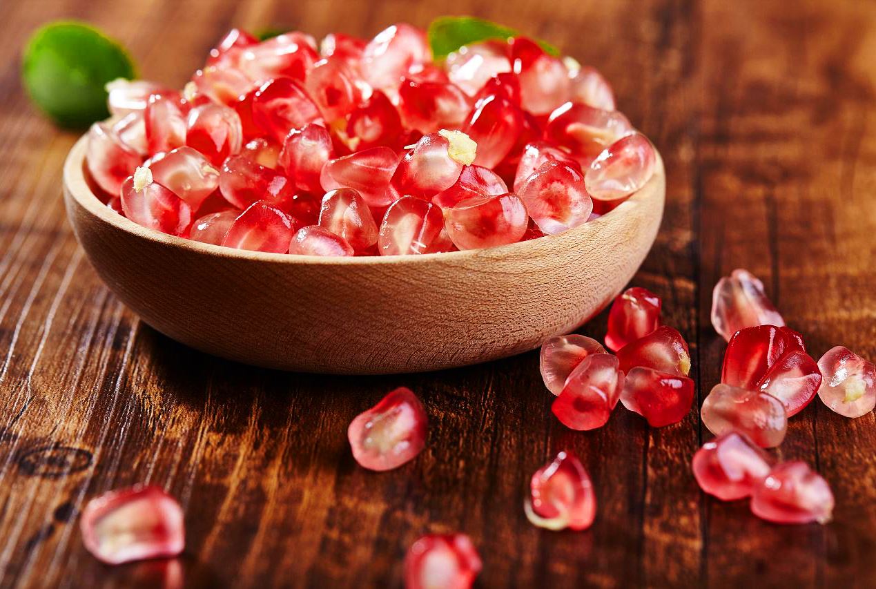 石榴连籽一起吃对人有什么好处,石榴有什么作用和好处