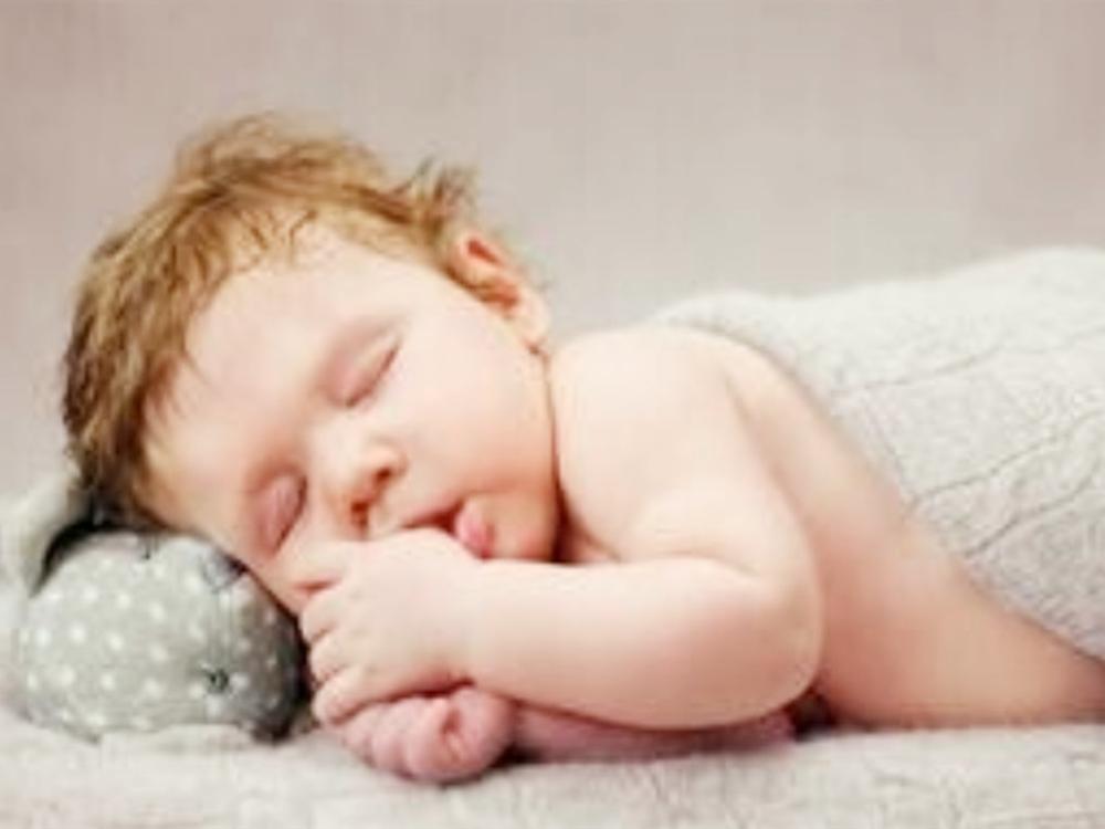 孩子睡觉蹬被子是真的热吗,小孩老是蹬被子嫌热是怎么回事