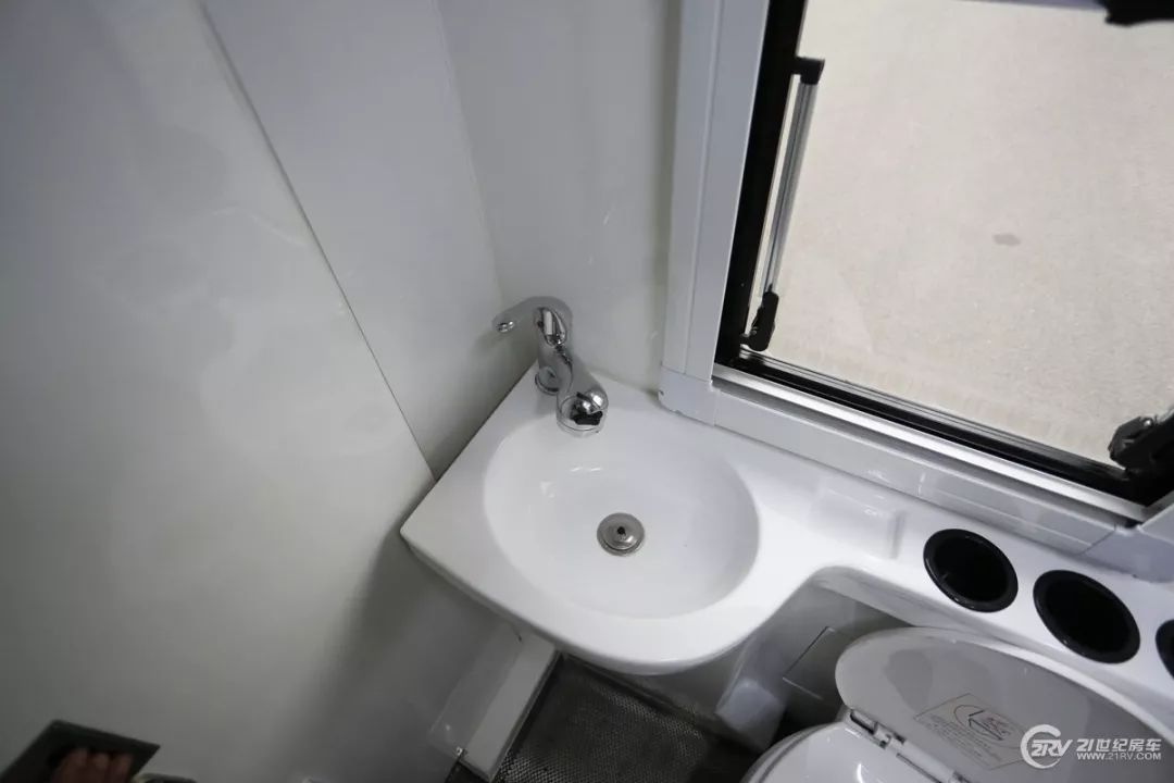 房车大全20-30万的小型c型房车,飞翔房车入门级b型房车价格