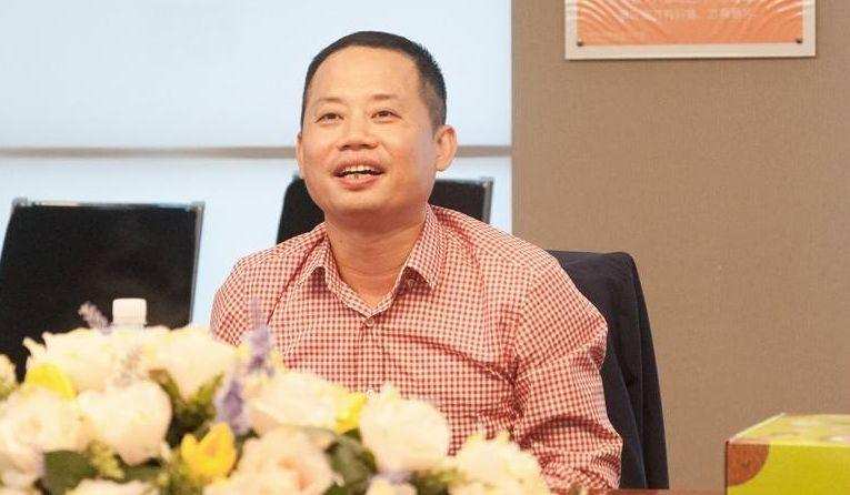 广东穷小子卖文具，白手起家把公司做上市，身家290亿，凭啥？