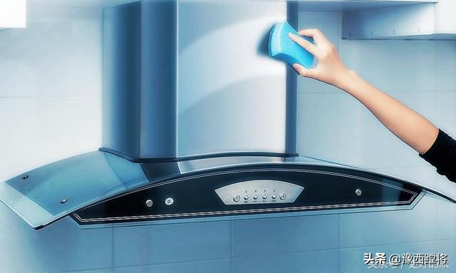 厨房油烟机大清洗，家里婆婆这样弄，几分钟油烟机锃光发亮