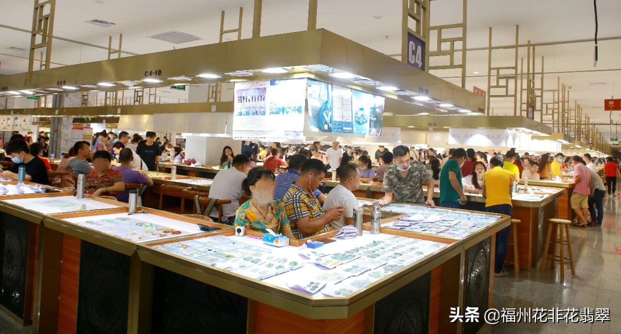 熊孩子把一桌的翡翠摔了,熊孩子扯翻玉器店