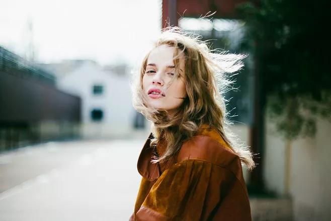 一个女人告诉你有很多男人追她,一个女生说要追你怎么办