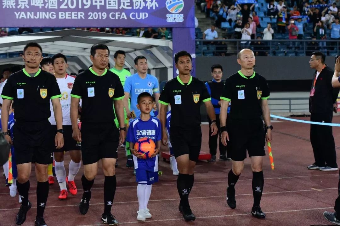 冲上中乙，是上海这家业余足球俱乐部成立十周年的最好礼物