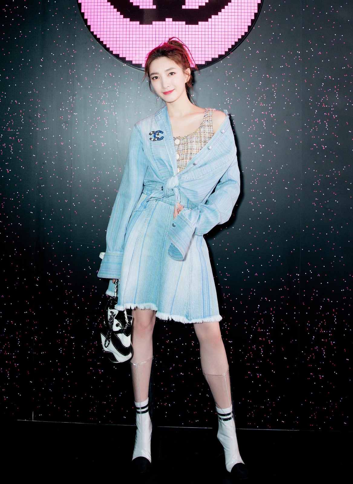 江疏影黑色蝴蝶结礼服,江疏影白衬衫搭配黑色小短裙