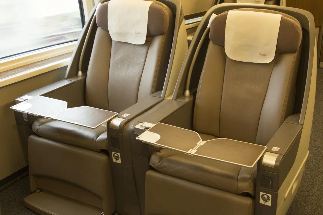 动车上有小桌板吗,动车上的小桌板怎么弄