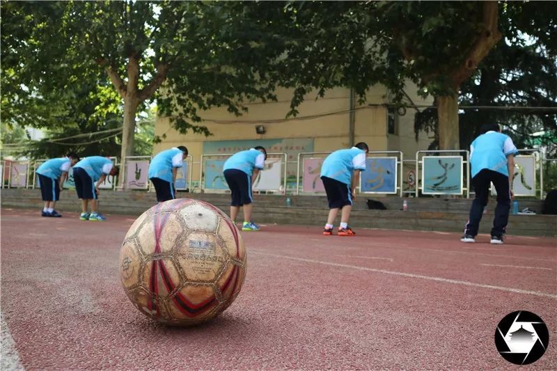 西安北郊教孩子踢足球的地方,社区教小朋友踢足球