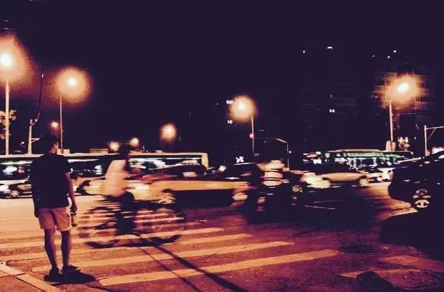 回头看我们早已不是当初的模样,回头看我们都不再是原来的样子