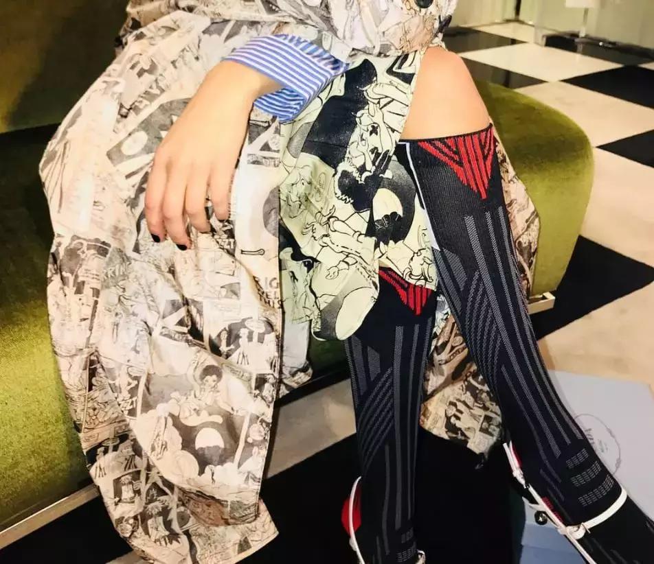 说好一起露脚踝，那些时髦精却偷偷穿上了中筒袜