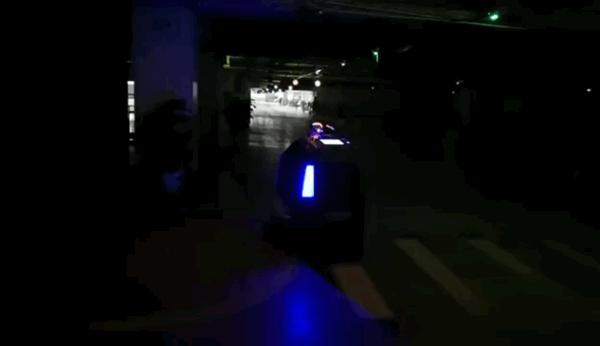 谁说机器人”行走”只求不撞墙？看高仙花式避障！