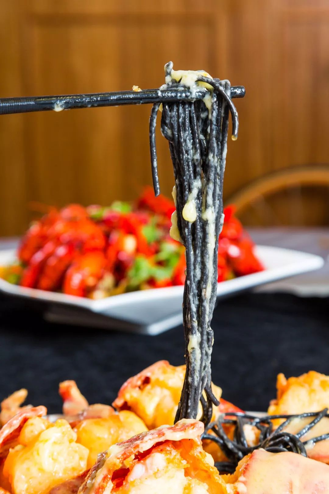 这样吃龙虾简直就是一场味觉盛宴,吃超大龙虾超过瘾