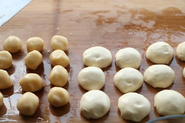 老北京绿豆饼外皮太酥了,绿豆饼圆的厚的外皮像炸过一样