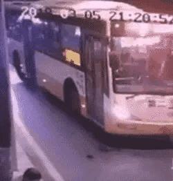 踢不到球的搞笑视频,踢不进球门搞笑名场面