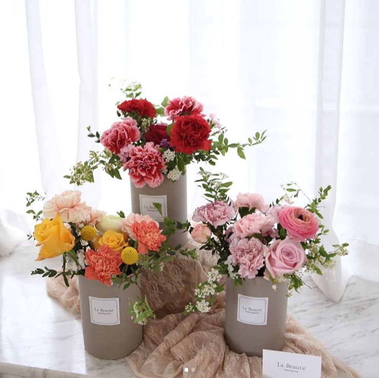 康乃馨插花教程母亲节花篮,母亲节一朵玫瑰四朵康乃馨插花